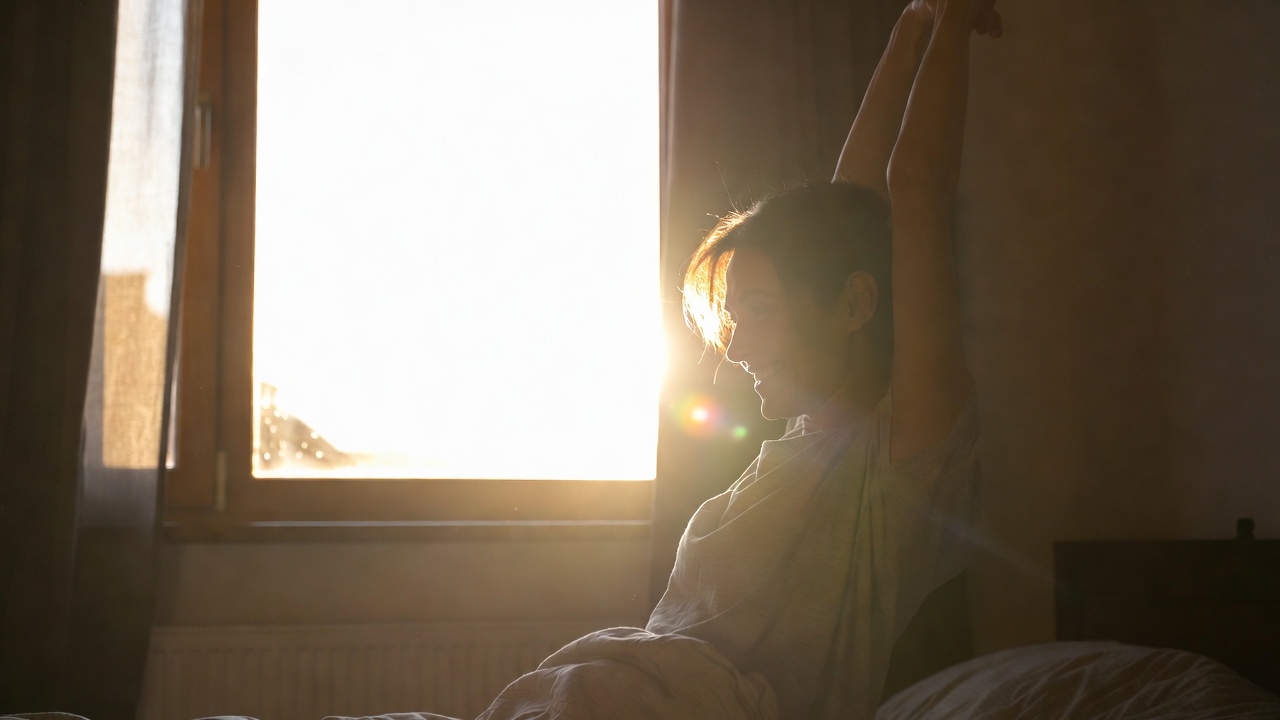 wake up early in the morning naturally